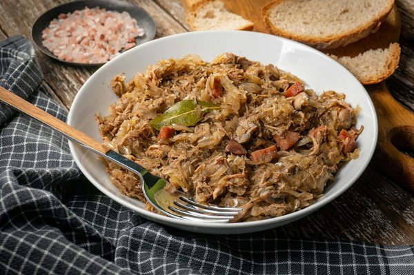 Welche Zutaten benötigt man für ein traditionelles polnisches Bigos mit Sauerkraut und Fleisch?